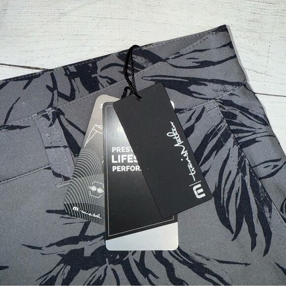 Travis Mathew NWT Men's Tech Chino Golf Shorts Gray Black Leaves Size 38 Active - Picture 4 of 7